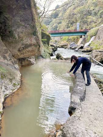 温泉カフェ「湯らり〜な」併設の露天風呂＝霧島市隼人町嘉例川