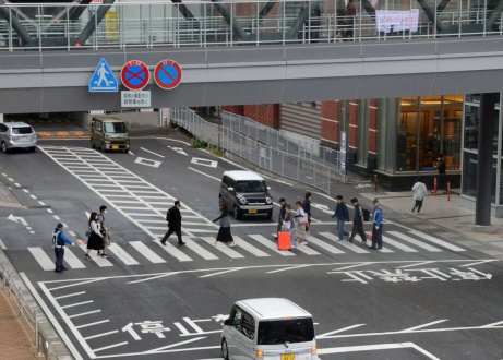 土日は警備員が車と歩行者を誘導する＝３１日、鹿児島市のアミュプラザ鹿児島東第１駐車場前の横断歩道