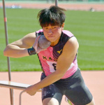 県記録会で砲丸投げに出場した弓削大輔さん＝県立鴨池補助競技場