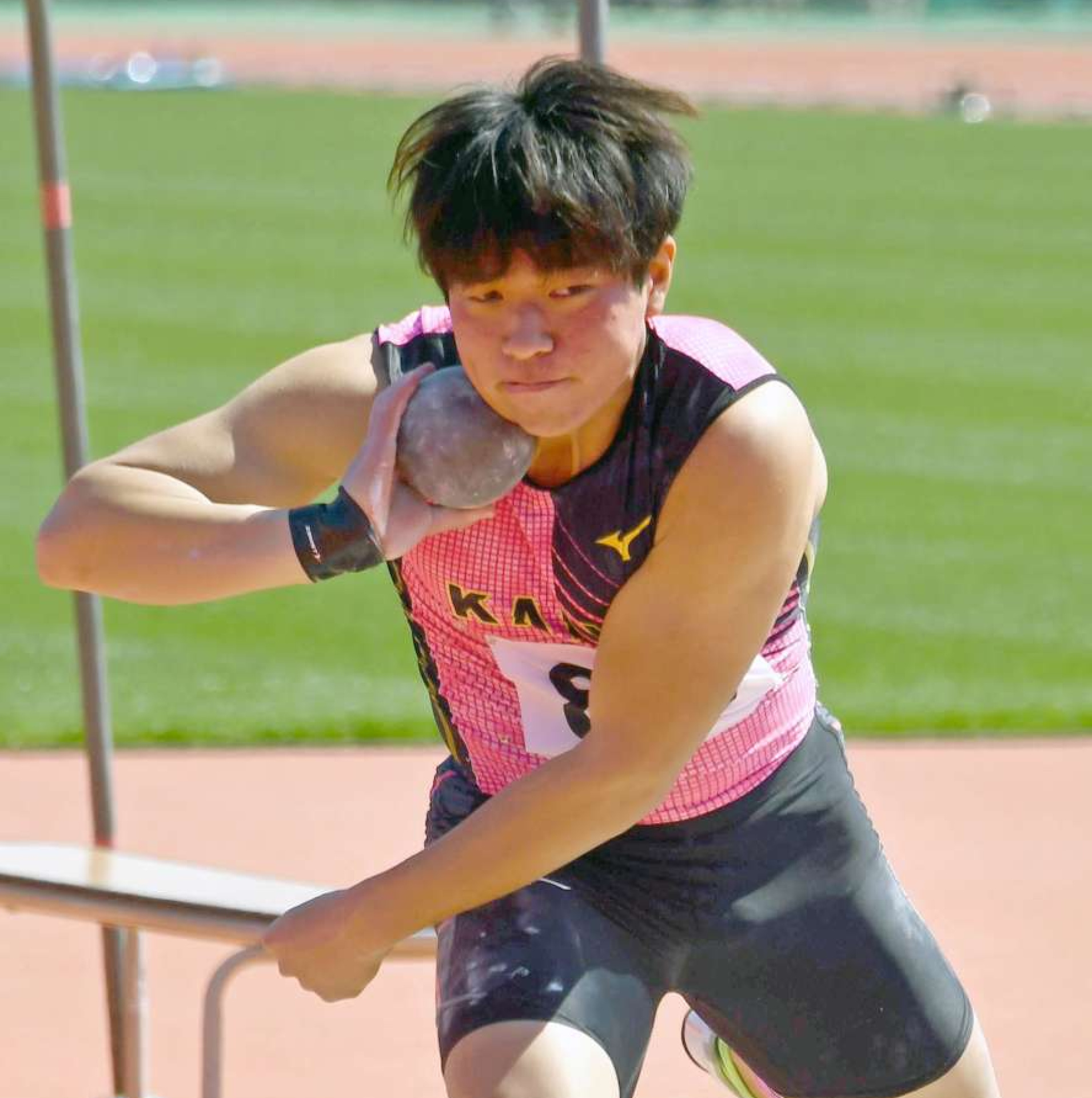 県記録会で砲丸投げに出場した弓削大輔さん＝県立鴨池補助競技場