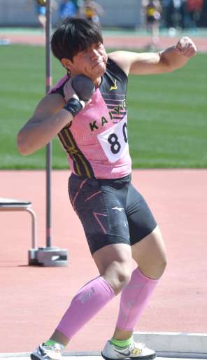 県記録会で砲丸投げに出場した弓削大輔さん＝県立鴨池補助競技場