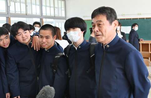 〈関連〉詰め襟の制服を身につけ、年の離れた級友と笑顔で談笑する鮫島耕児さん（右）＝９日、枕崎市の鹿児島水産高校