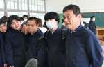 〈関連〉詰め襟の制服を身につけ、年の離れた級友と笑顔で談笑する鮫島耕児さん（右）＝９日、枕崎市の鹿児島水産高校