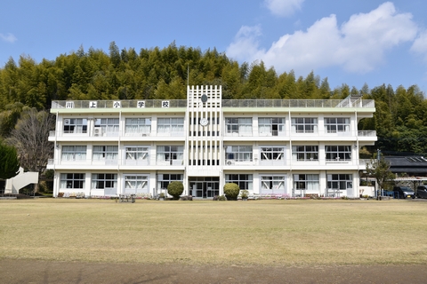 自然に囲まれた川上小学校＝いちき串木野市