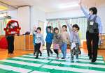 手を上げた横断歩道の渡り方を練習する園児ら＝鹿児島市のたけおか保育園