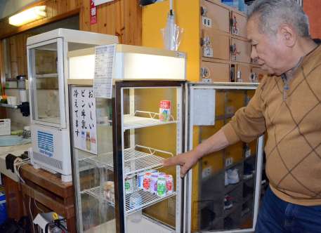 〈関連〉瓶入り牛乳が販売終了となり、空っぽになった冷蔵ケース。ＰＲポップがどこかもの寂しさを感じさせる＝１１日、鹿児島市のかごっま温泉
