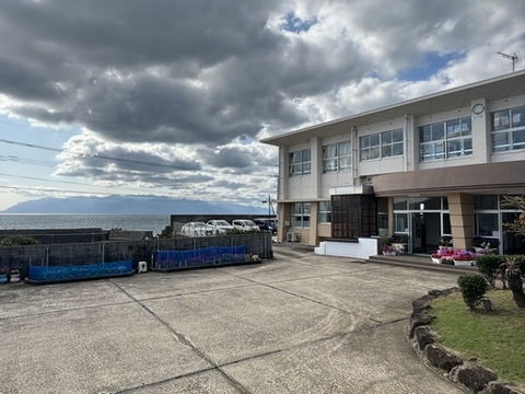 屋久島を目の前に望む大川小学校＝南種子町中之上