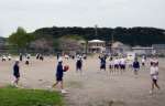 自然に囲まれた校庭で遊ぶ児童たち＝いちき串木野市の串木野小学校