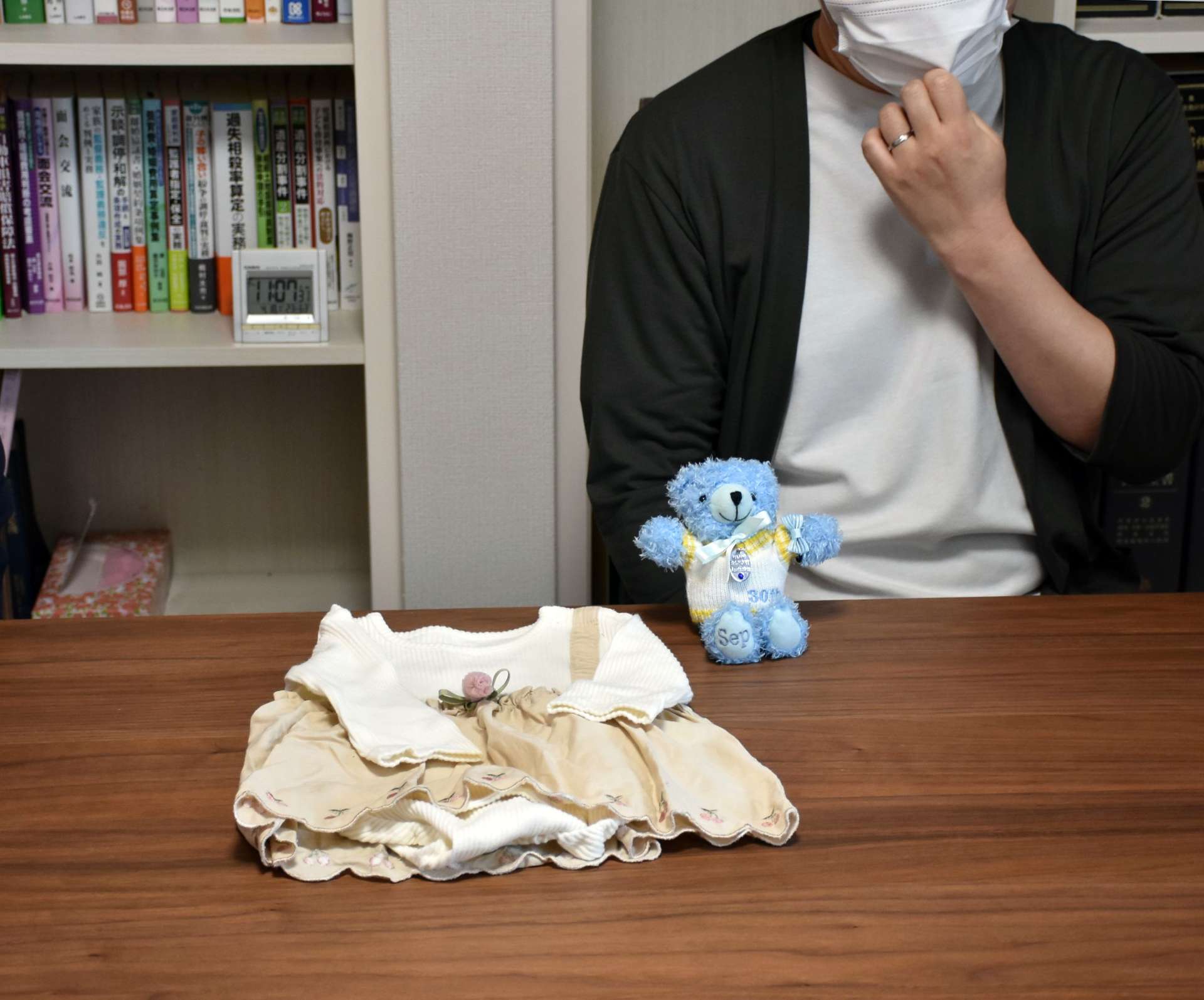 女児が保育園に着て行っていた洋服を前に、思いを語る父親＝１８日午前、鹿児島県姶良市