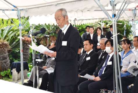 参拝団代表のあいさつを述べる桑島正道さん＝１７日、徳之島町亀徳のなごみの岬公園