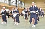 初めて女子児童３人が参加した棒踊り＝２１日、伊佐市菱刈田中の田中小学校体育館