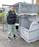 大崎町の紙おむつ専用回収ボックスを案内する山野利高さん＝同町井俣