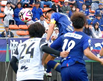 前節の栃木戦・前半２７分、鹿児島Ｕ・井林が先制のヘディングシュートを決める＝白波スタジアム