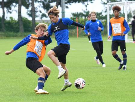 山口戦へ向けた練習のミニゲームで競り合う鹿児島Ｕの選手＝ユニータ