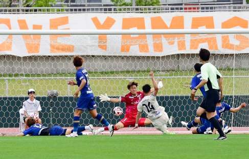 前半３７分、山口の梅木（２４）がゴールを決める。ＧＫ・泉森＝白波スタジアム