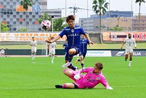 前半、相手陣内へ攻め込む鹿児島Ｕの福田＝白波スタジアム