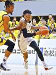 第１クオーター、ドリブルで切り込むゲインズ＝高松市総合体育館