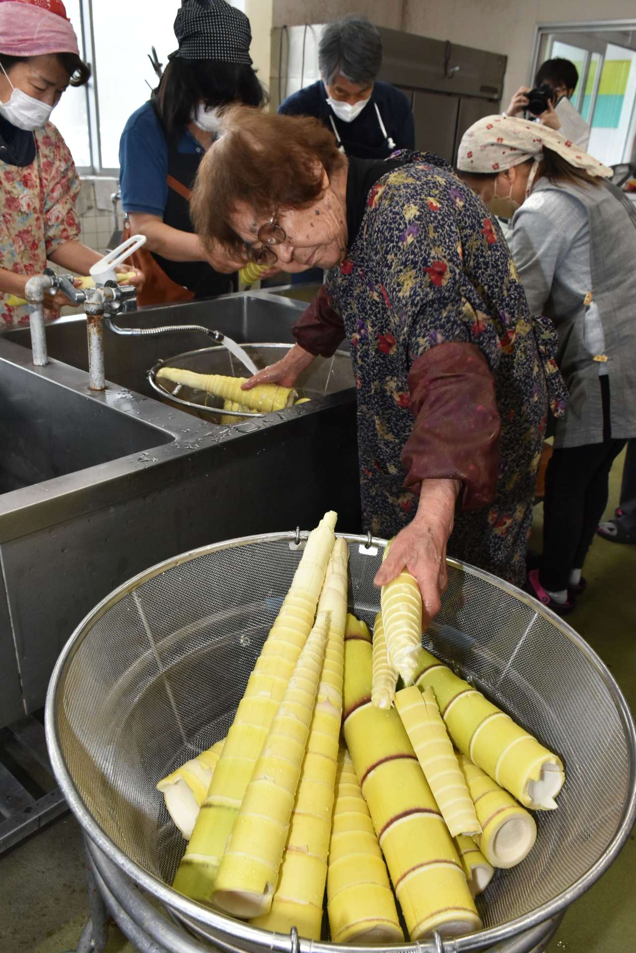 幼竹を洗ってメンマ作りをする参加者＝湧水町北方の町農畜産物開発加工センター
