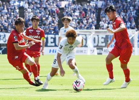 前半、攻め込む鹿児島Ｕの福田＝熊本市のえがお健康スタジアム