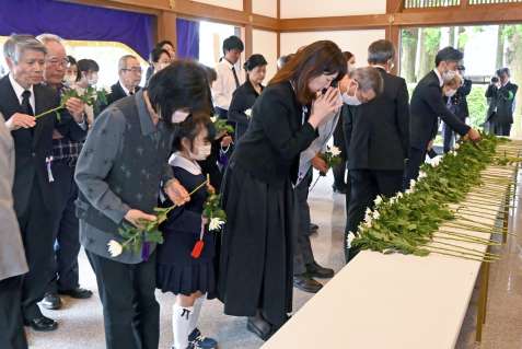 特攻戦没者を悼み献花する参列者＝３日、南九州市の知覧特攻平和観音堂