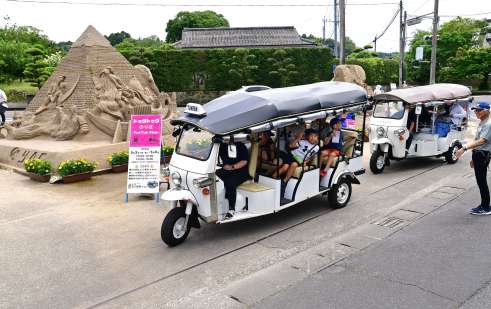 〈関連〉トゥクトゥクに乗って街中を移動しながら砂像を楽しむ来場者＝３日、南さつま市