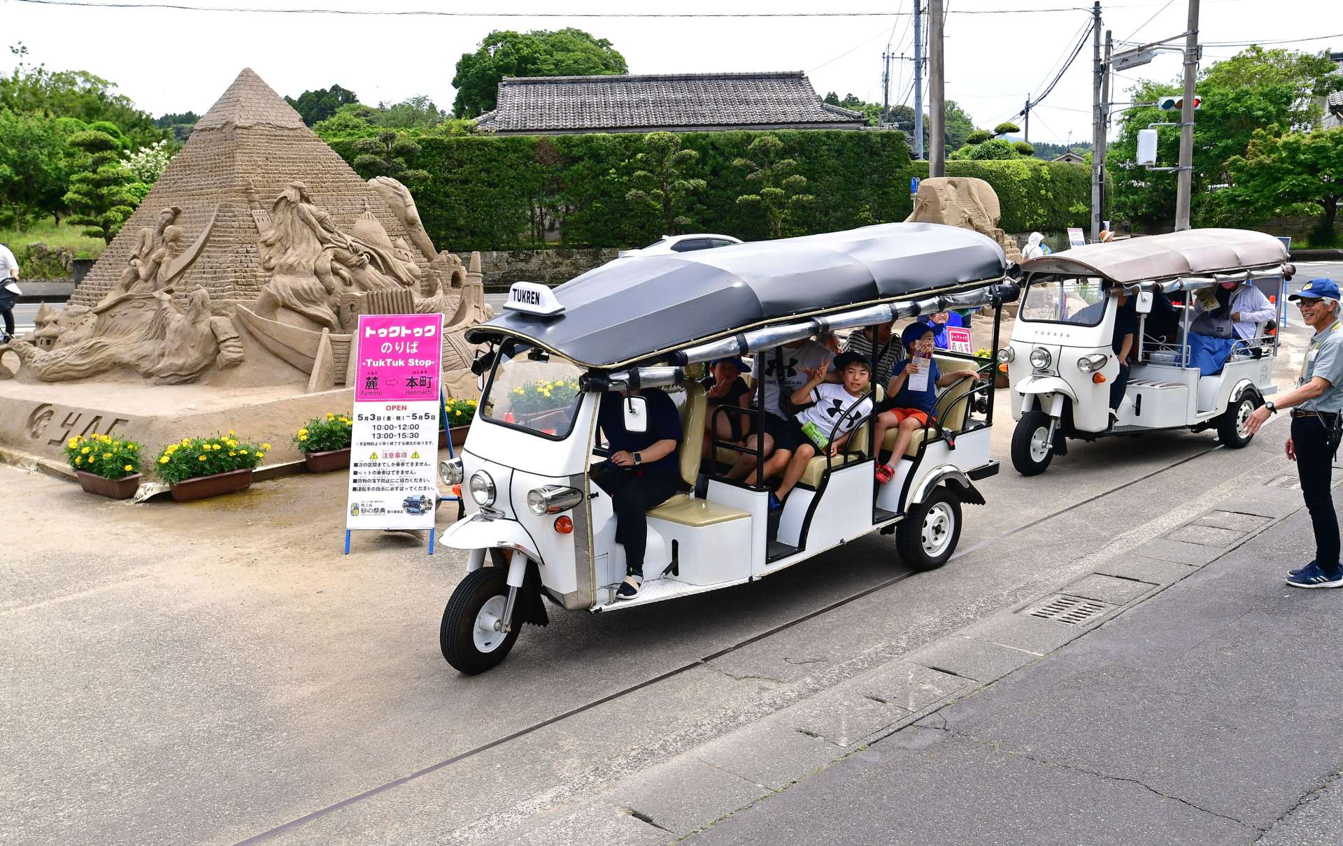 〈関連〉トゥクトゥクに乗って街中を移動しながら砂像を楽しむ来場者＝３日、南さつま市
