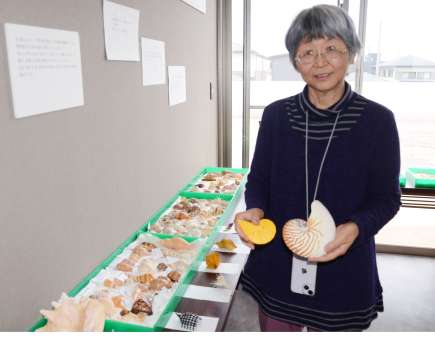 溝口貞雄さんが集めた貝殻を手にする長女の要千草さん＝鹿児島市吉野２丁目の「ついまでおつとめのあるホーム」