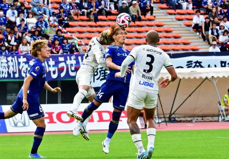 前節・山口戦の後半、ヘディングで競り合う鹿児島Ｕ・鈴木＝白波スタジアム