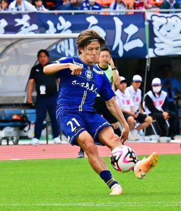 前節・山口戦の後半、ゴールを狙う鹿児島Ｕ・田中＝白波スタジアム