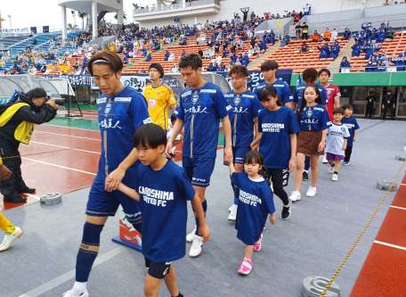 入場する鹿児島ユナイテッドイレブン＝６日、鹿児島市の白波スタジアム