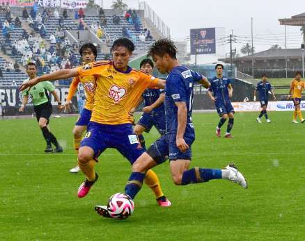 前半、シュートを放つ鹿児島ユナイテッドの福田＝６日、鹿児島市の白波スタジアム