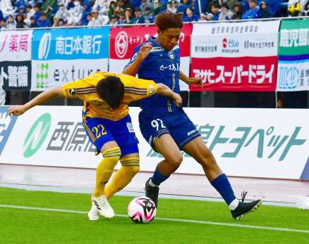 前半、相手ＤＦと競り合う鹿児島ユナイテッドのンドカ＝６日、鹿児島市の白波スタジアム