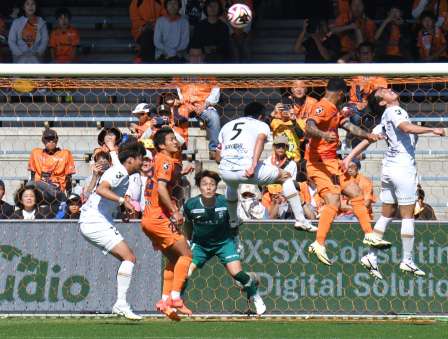 前半、体を張ってゴールを守る鹿児島ＵのＧＫ泉森ら＝ＩＡＩスタジアム日本平