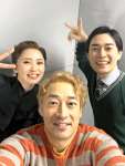 終演後にクレイグ役の鈴木翔吾さん（右）、ハーマイオニー役の笹本玲奈さんと