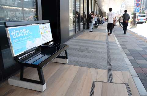 センテラス前のバス停近くに８日常設された広告付きベンチ＝鹿児島市千日町