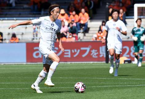 前節・清水戦の前半、攻め上がる鹿児島Ｕの外山＝ＩＡＩスタジアム日本平
