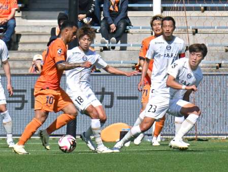 前節・清水戦の前半、懸命の守備をみせる鹿児島Ｕの岡本（２３）ら＝ＩＡＩスタジアム日本平