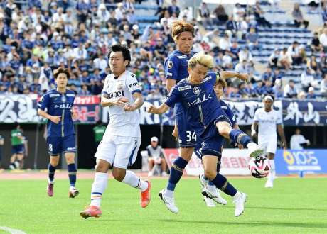 前半、攻め込む鹿児島Ｕの中原（右）＝白波スタジアム