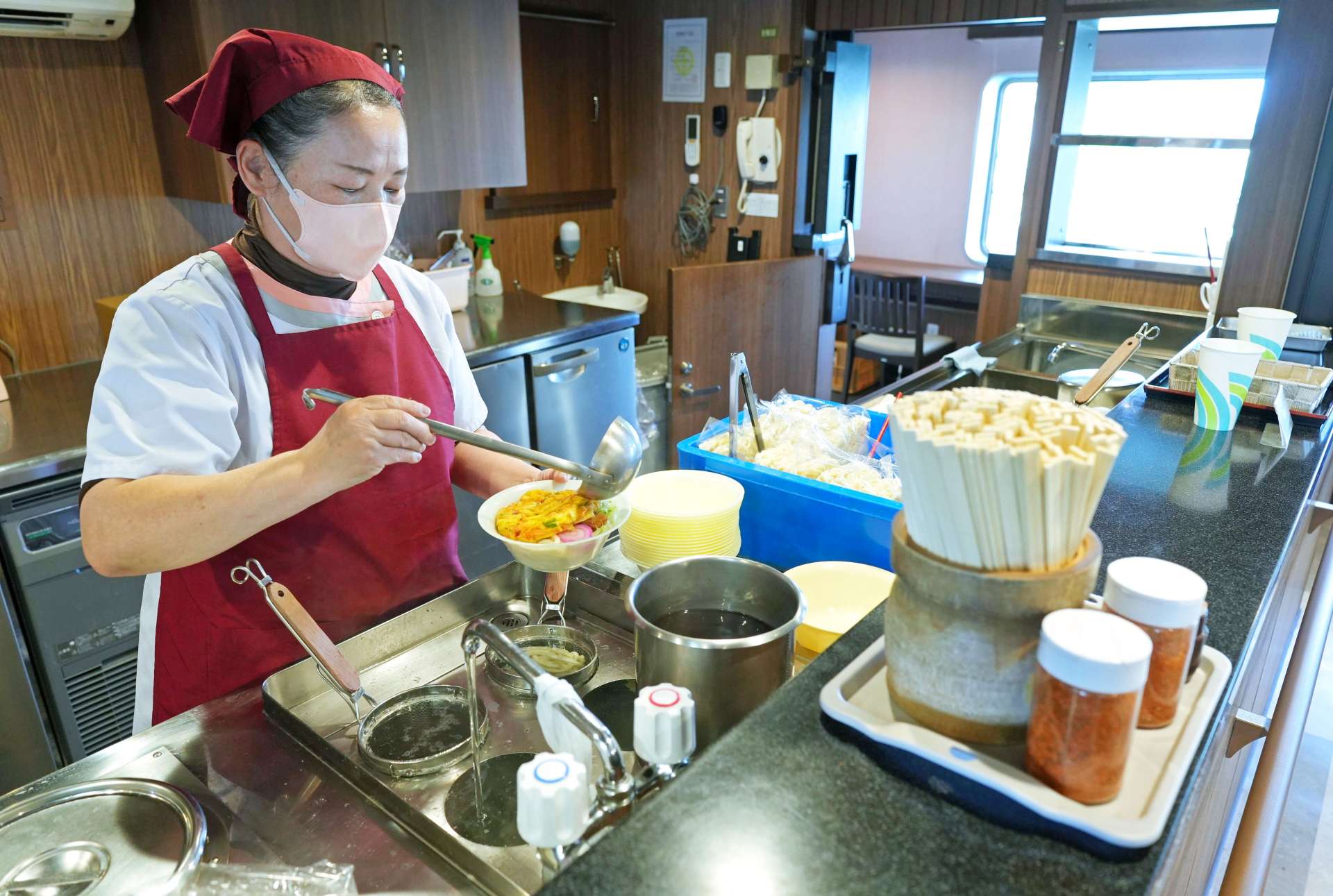 船の中で調理される「南海うどん」＝１６日、鴨池・垂水フェリー船内