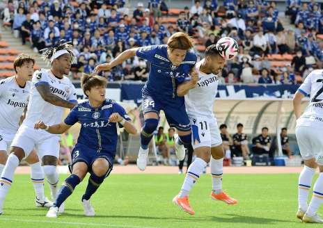 前節の長崎戦前半、ゴール前で競り合う鹿児島Ｕの鈴木ら＝白波スタジアム