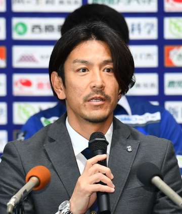 ２０２４年１月、新シーズンへの意気込みを語る鹿児島ユナイテッドの大島康明監督＝鹿児島市の西原商会本社