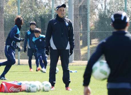 〈関連〉２０１６年３月、練習を見守る浅野哲也監督＝かごしま健康の森公園