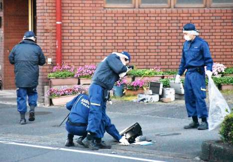 〈関連〉３月２２日午前６時すぎ、現場周辺を調べる捜査員ら＝鹿屋市寿５丁目