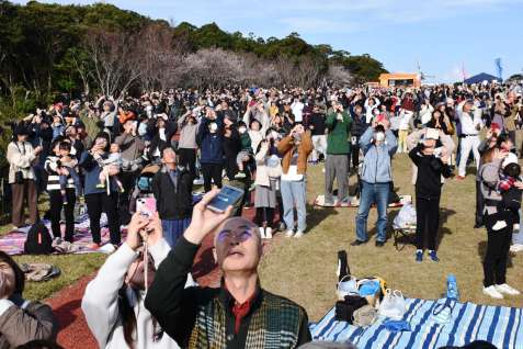Ｈ３ロケット２号機の打ち上げでは２０００人以上の見学客が南種子町に集まった＝２月１７日、同町中之上