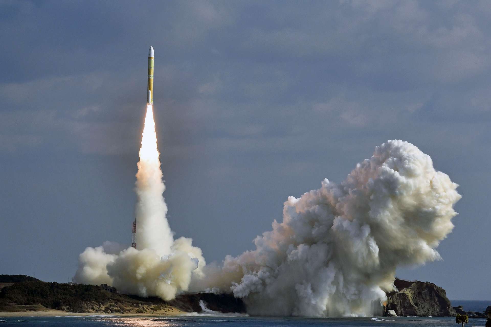 ごう音とともに上昇するＨ３ロケット２号機＝１７日午前９時２２分、南種子町の種子島宇宙センター