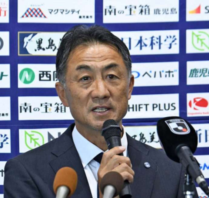 会見で抱負を語る鹿児島Ｕの浅野哲也新監督＝２９日、鹿児島市