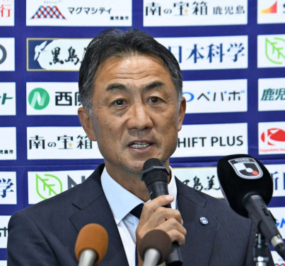 会見で抱負を語る鹿児島Ｕの浅野哲也新監督＝鹿児島市