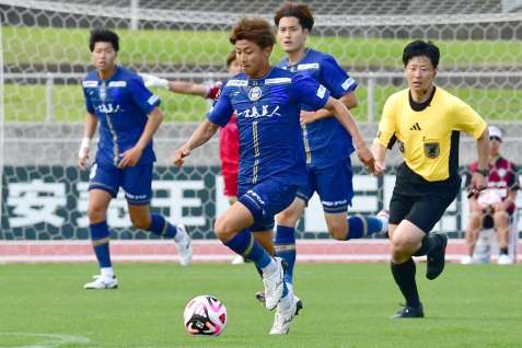 前半、ドリブルで攻め上がる鹿児島ユナイテッドＦＣの福田＝白波スタジアム