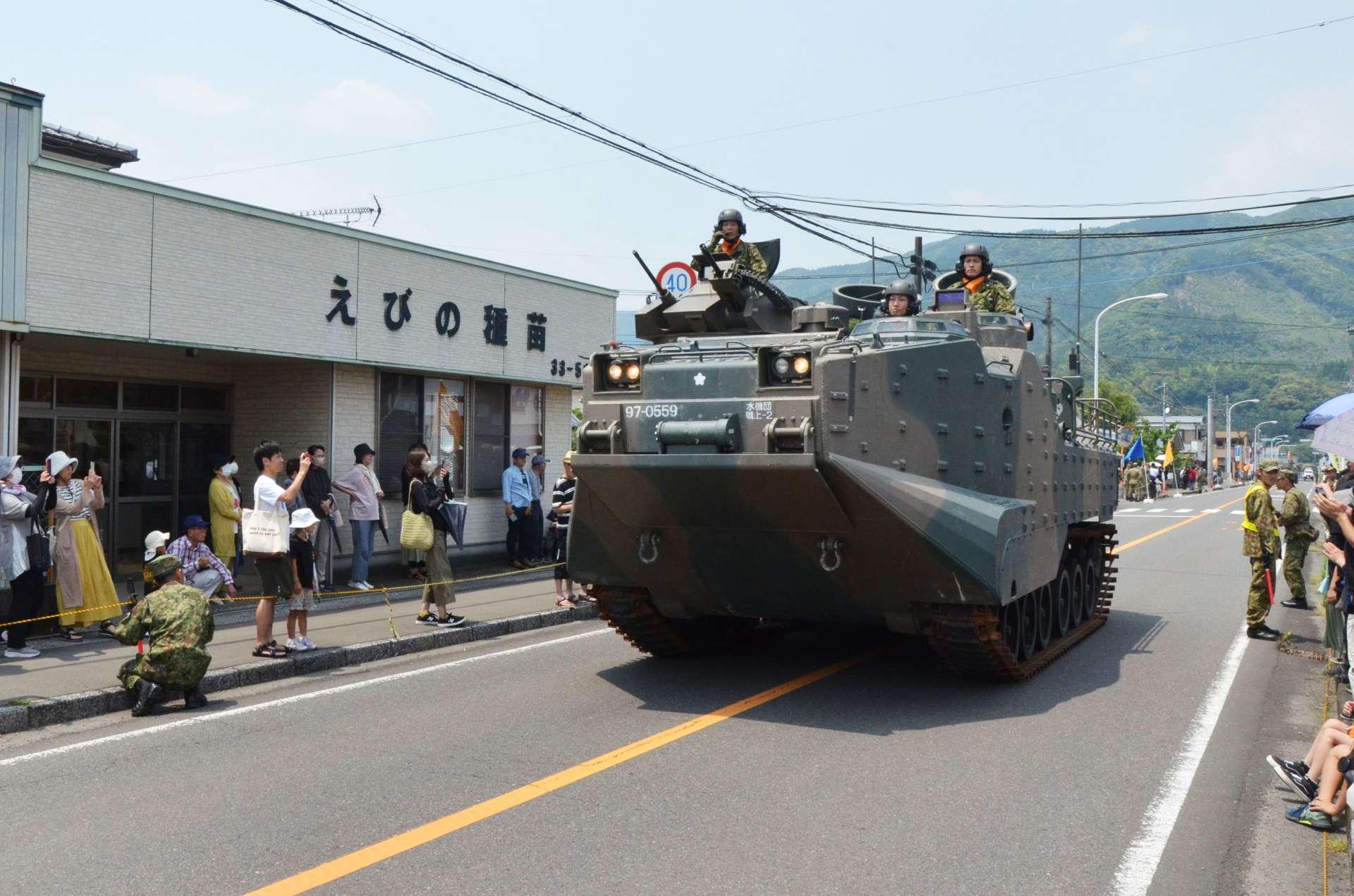 えびの市の飯野市街地を進む水陸両用車＝えびの市飯野