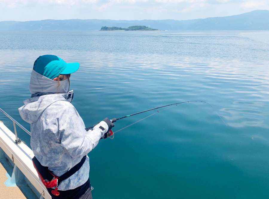 「ライトチョロ釣法」で今が旬のイサキを狙う＝４日、桜島沖